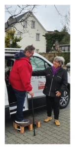 Lindlar mobil - Fahrerin hilft dem Fahrgast aus dem E-Auto